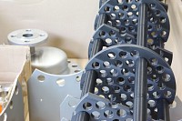 Baffle cage in solid anti-static fiber reinforced PTFE